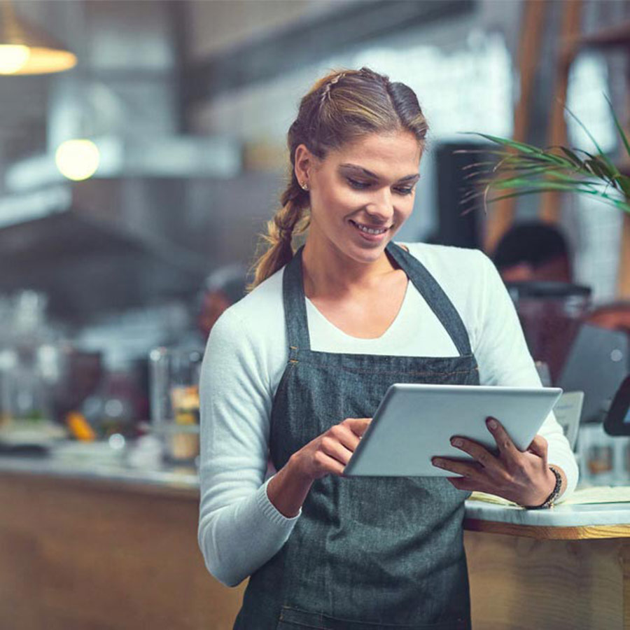 mujer sonriendo con tablet