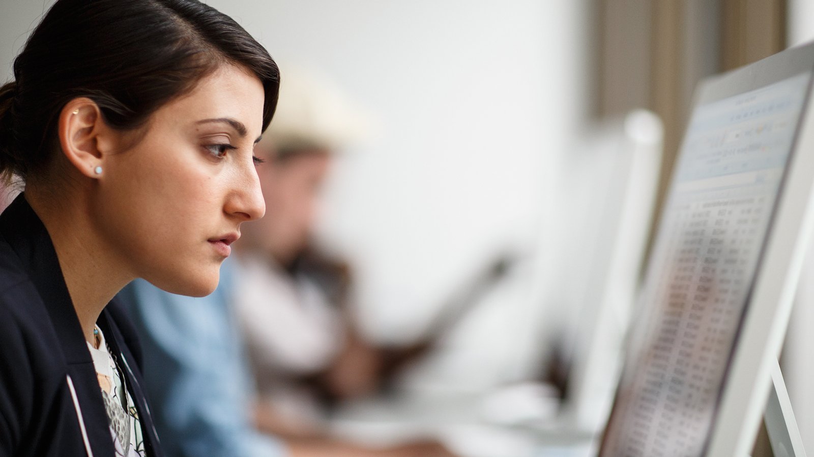 Mujer trabajando en computadora