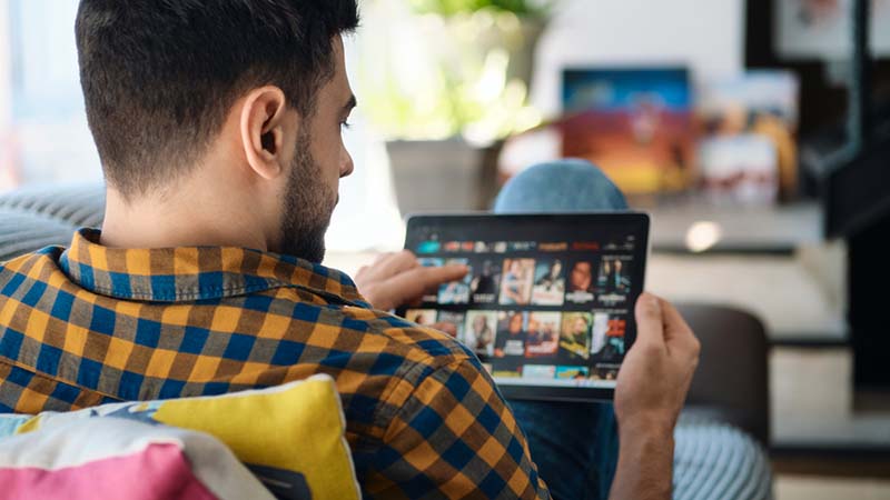 globaltrends-2-800x450 hombre mirando su tablet