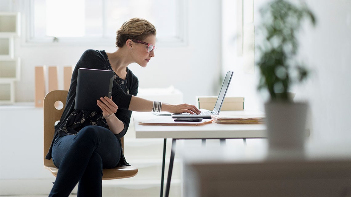 Mujer utilizando notebook