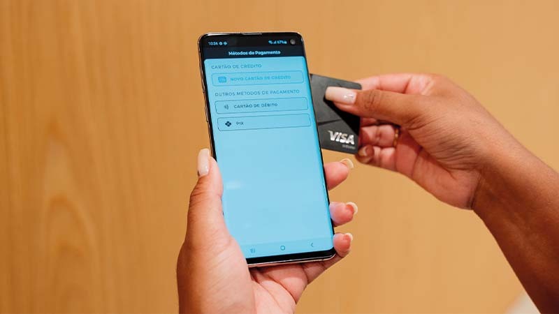 Pagando con tarjeta desde el teléfono
