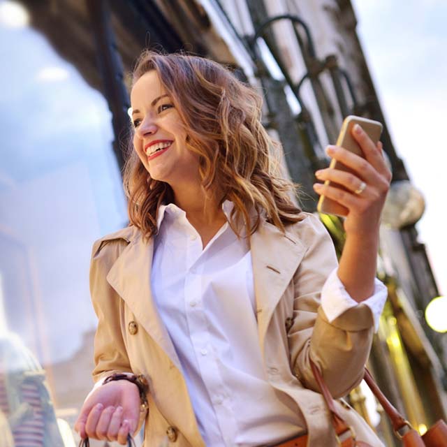 mujer sonriendo saliendo de compras