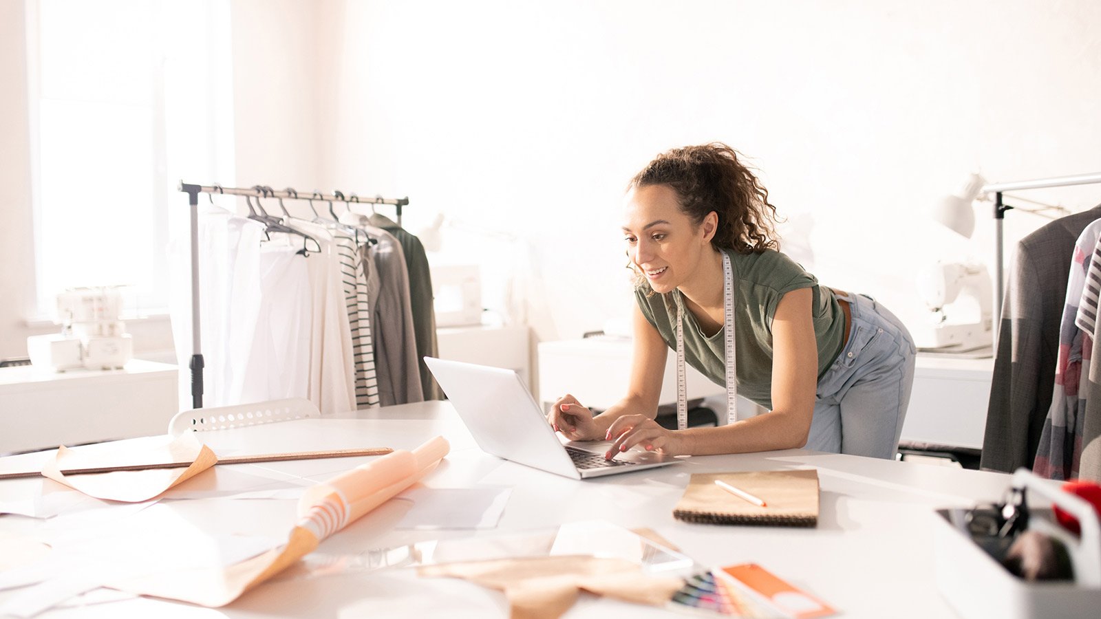 Mujer costurera haciendo trabajos en su notebook