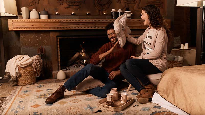 visa-concierge-800x450 Pareja jugando con una almohada